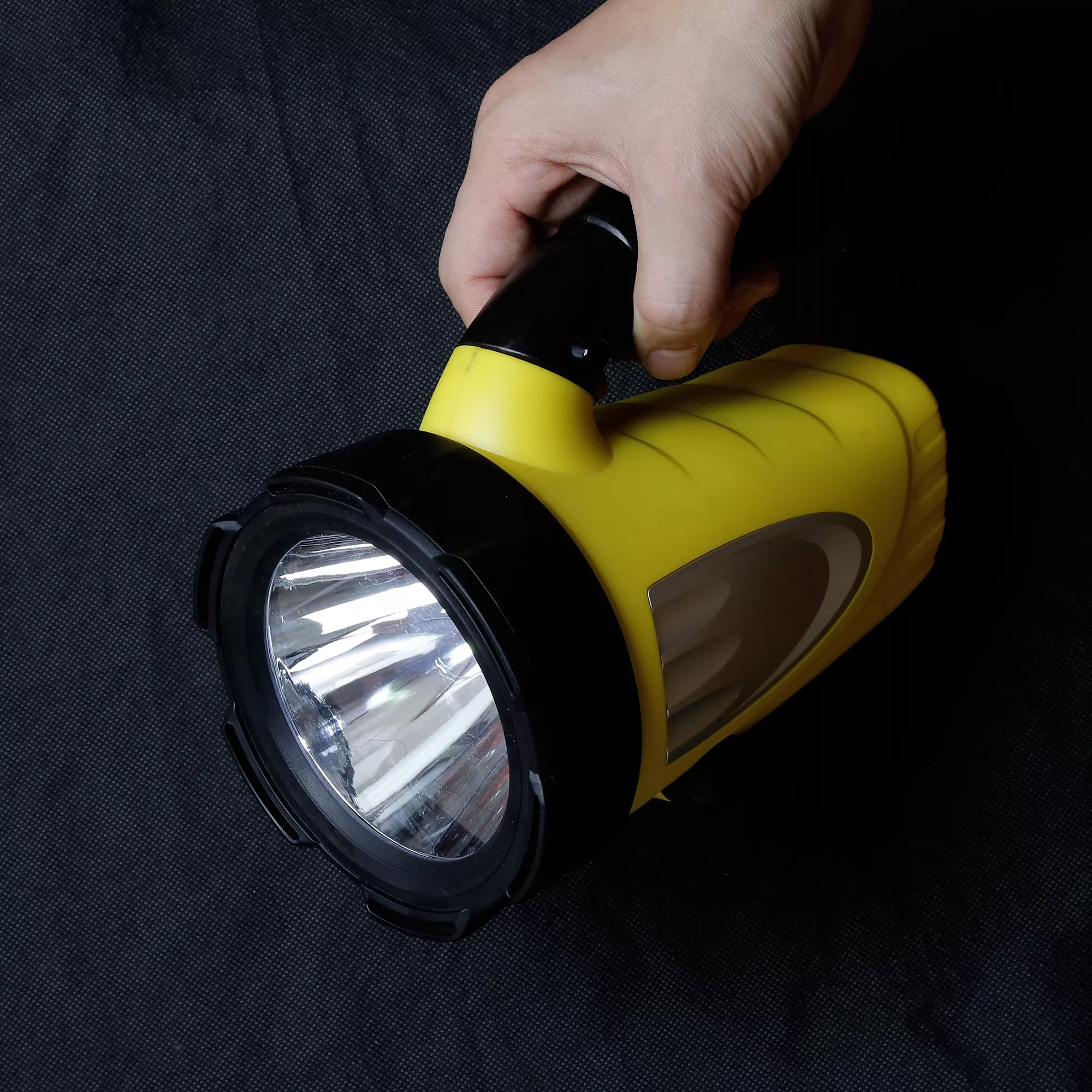 Diall Yellow Rechargeable 620lm LED Battery-powered Spotlight 6 Diall Yellow Rechargeable 620lm LED Battery-powered Spotlight - Image 4