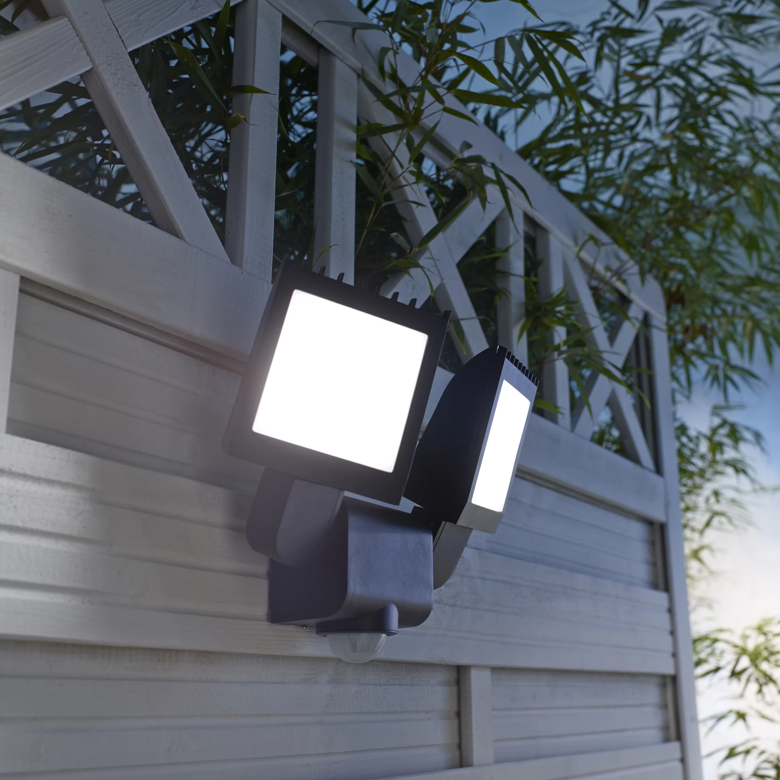 GoodHome Parksville AR0218-2B Black Mains-powered Cool White Outdoor LED PIR Floodlight 2600lm 3 GoodHome Parksville AR0218-2B Black Mains-powered Cool White Outdoor LED PIR Floodlight 2600lm