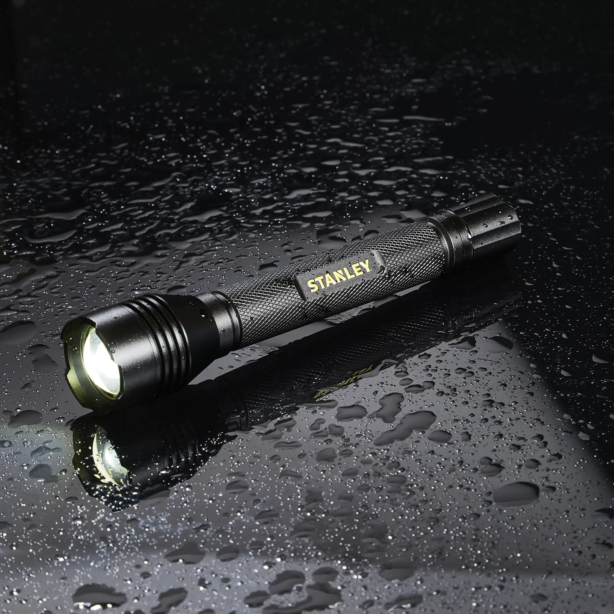 Stanley Black 280lm LED Battery-powered Torch 4 Stanley Black 280lm LED Battery-powered Torch - Image 2