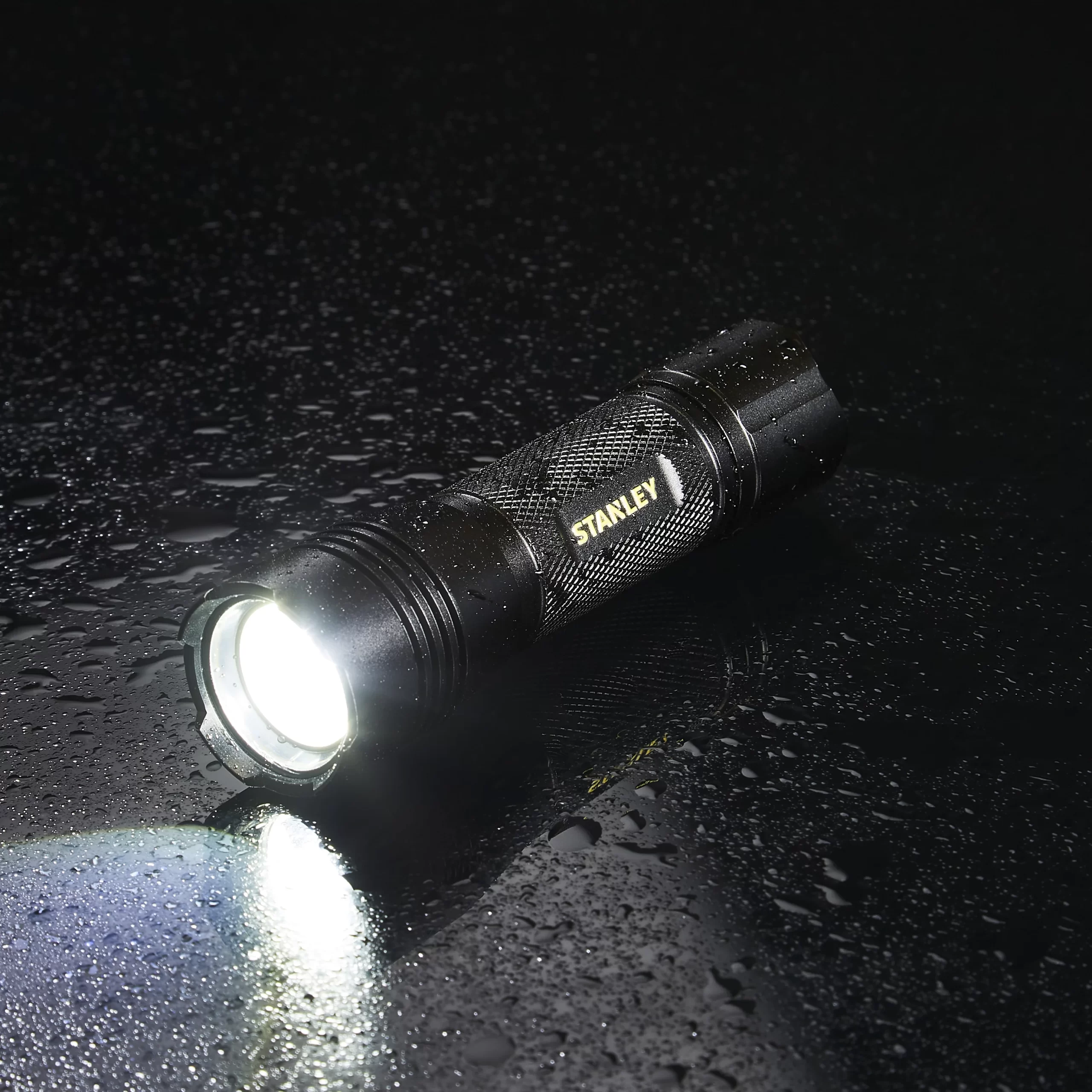 Stanley Black 350lm LED Battery-powered Torch 4 Stanley Black 350lm LED Battery-powered Torch - Image 2