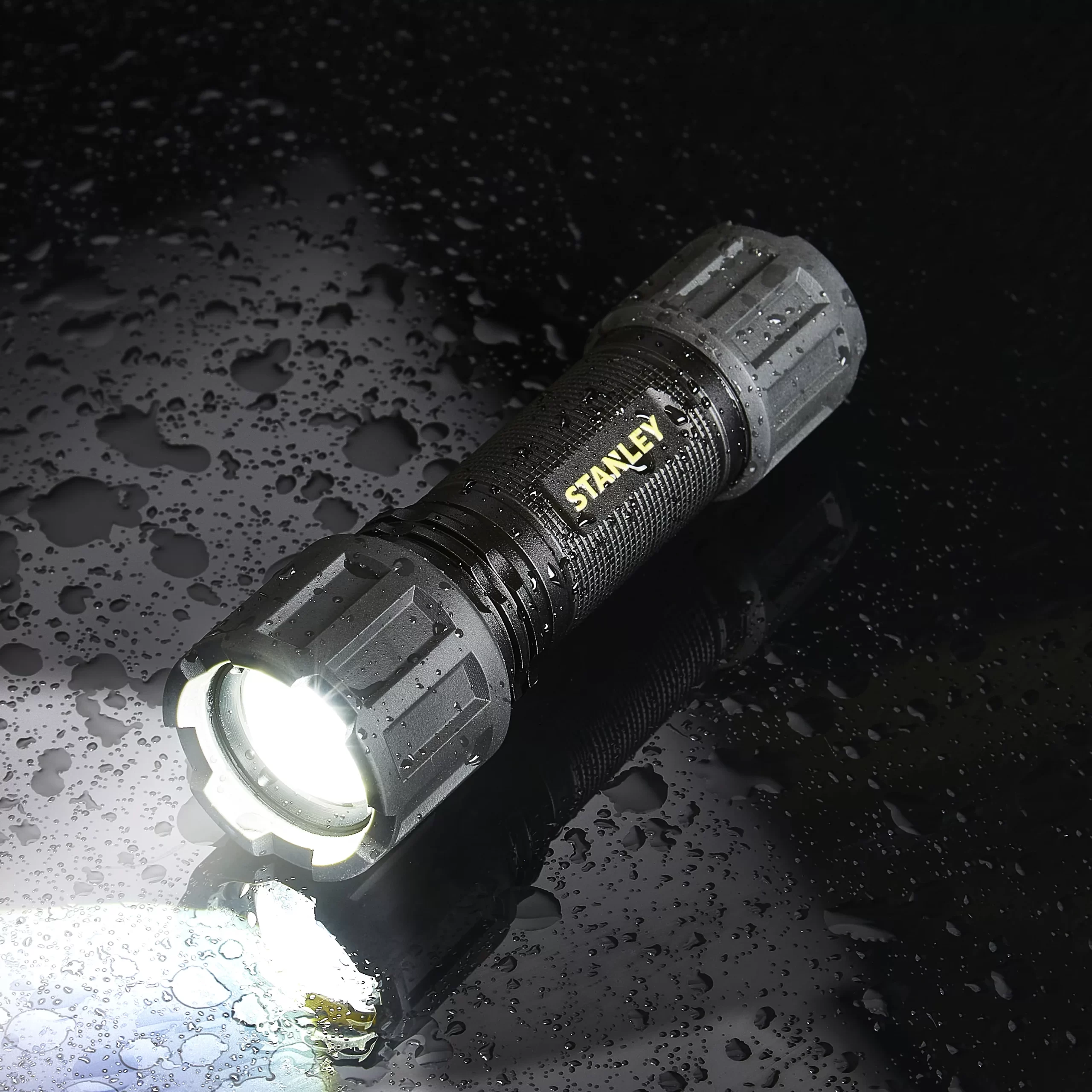 Stanley Black 600lm LED Battery-powered Torch 4 Stanley Black 600lm LED Battery-powered Torch - Image 2