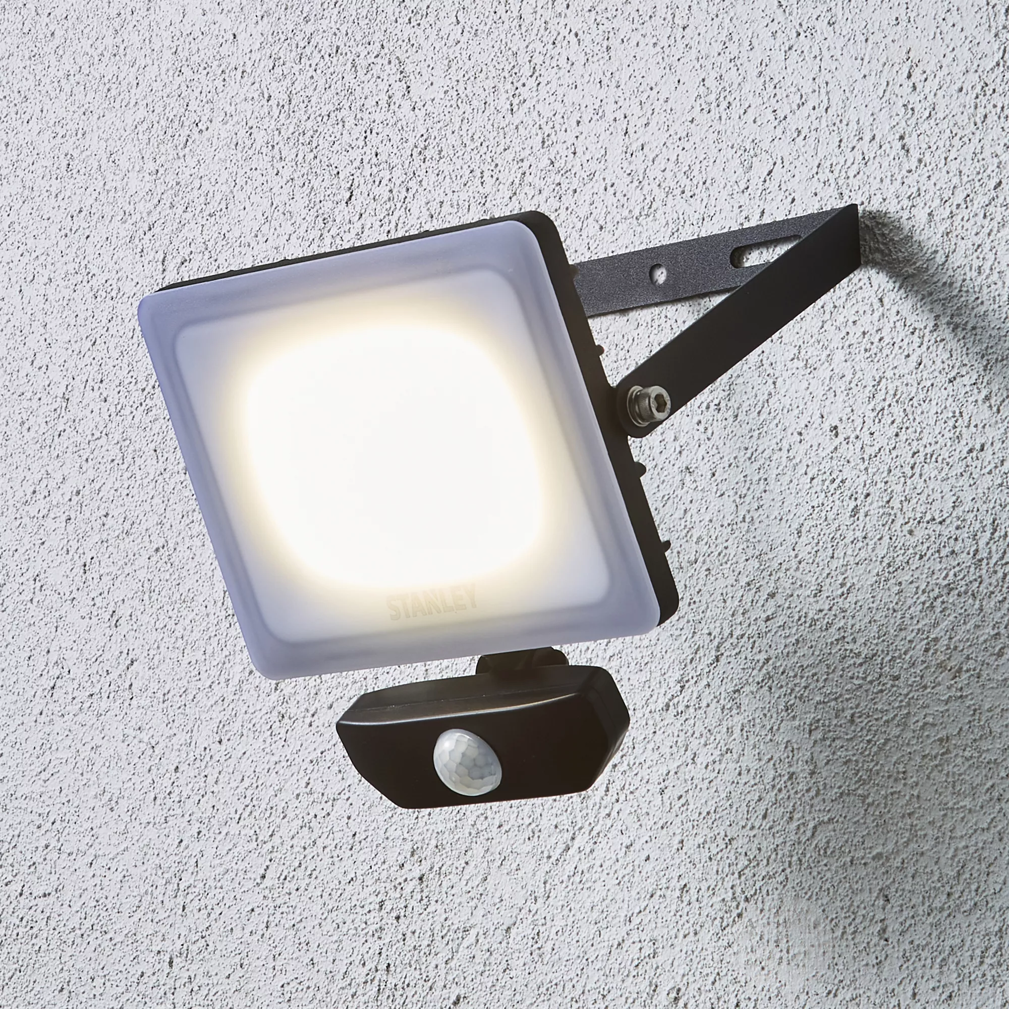 Stanley Black / Frosted Opal Mains-powered Cool Daylight LED PIR Slimline Floodlight 2700lm 6 Stanley Black / Frosted Opal Mains-powered Cool Daylight LED PIR Slimline Floodlight 2700lm - Image 4