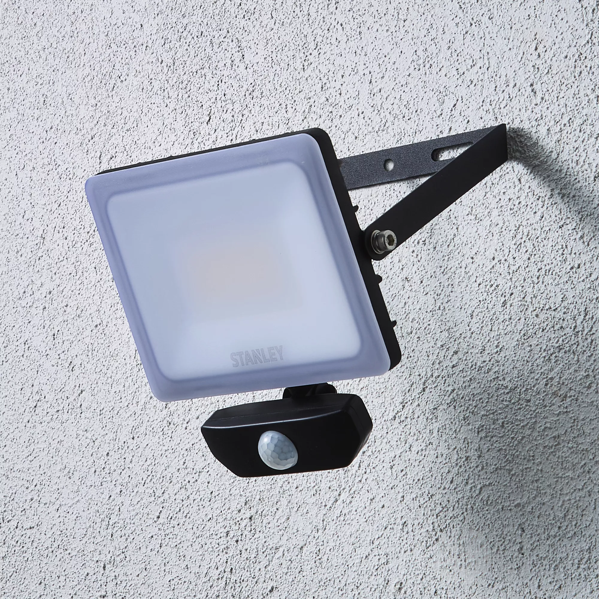 Stanley Black / Frosted Opal Mains-powered Cool Daylight LED PIR Slimline Floodlight 2700lm 7 Stanley Black / Frosted Opal Mains-powered Cool Daylight LED PIR Slimline Floodlight 2700lm - Image 5
