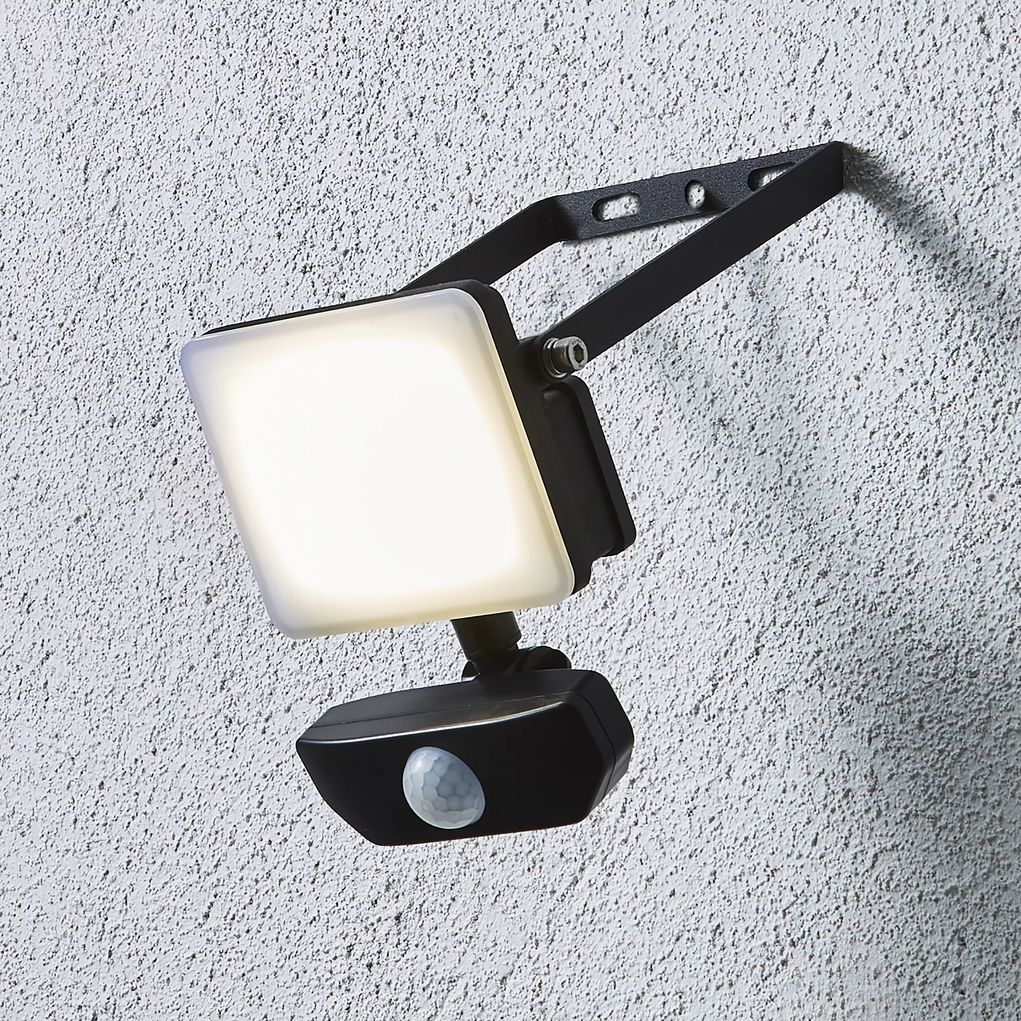 Stanley Black / Frosted Opal Mains-powered Cool Daylight LED PIR Slimline Floodlight 900lm 7 Stanley Black / Frosted Opal Mains-powered Cool Daylight LED PIR Slimline Floodlight 900lm - Image 5