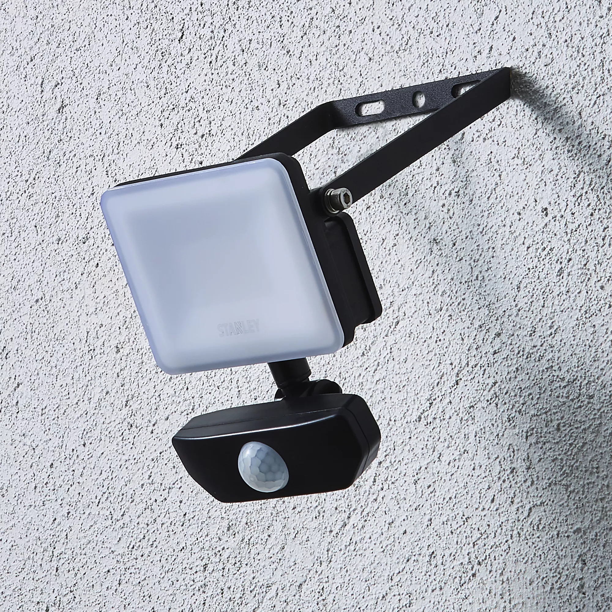Stanley Black / Frosted Opal Mains-powered Cool Daylight LED PIR Slimline Floodlight 900lm 8 Stanley Black / Frosted Opal Mains-powered Cool Daylight LED PIR Slimline Floodlight 900lm - Image 6