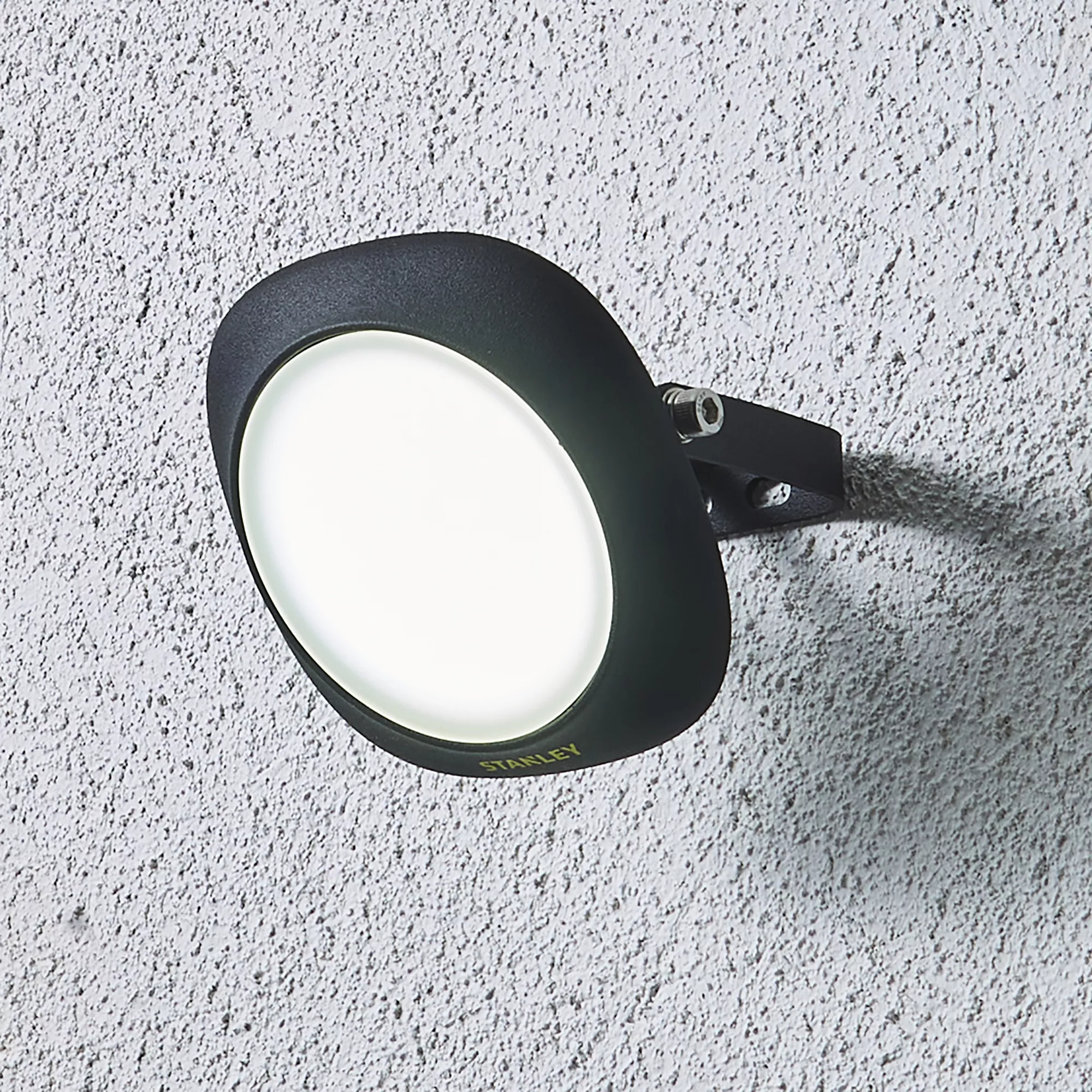 Stanley Black Mains-powered Cool Daylight LED Without Sensor Slimline Floodlight 900lm 7 Stanley Black Mains-powered Cool Daylight LED Without Sensor Slimline Floodlight 900lm - Image 5