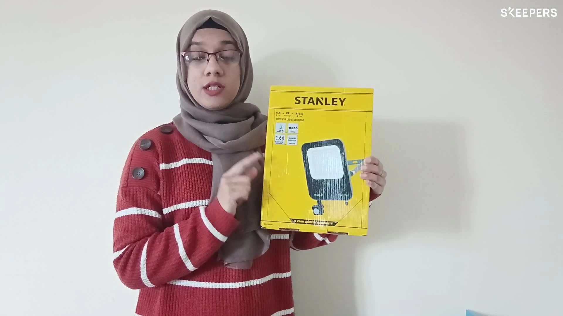 Stanley IK10 Black Mains-powered Cool Daylight LED PIR Slimline Floodlight 11000lm 4 Stanley IK10 Black Mains-powered Cool Daylight LED PIR Slimline Floodlight 11000lm - Image 2