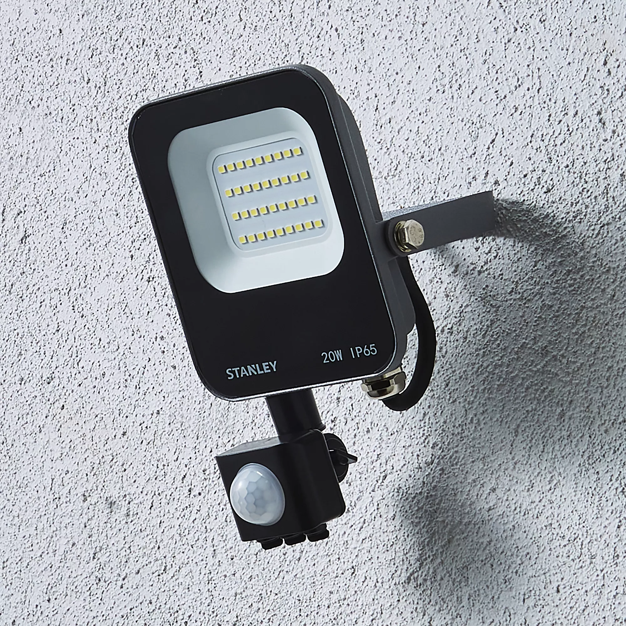 Stanley IK10 Black Mains-powered Cool Daylight LED Without Sensor Slimline Floodlight 2200lm 8 Stanley IK10 Black Mains-powered Cool Daylight LED Without Sensor Slimline Floodlight 2200lm - Image 6