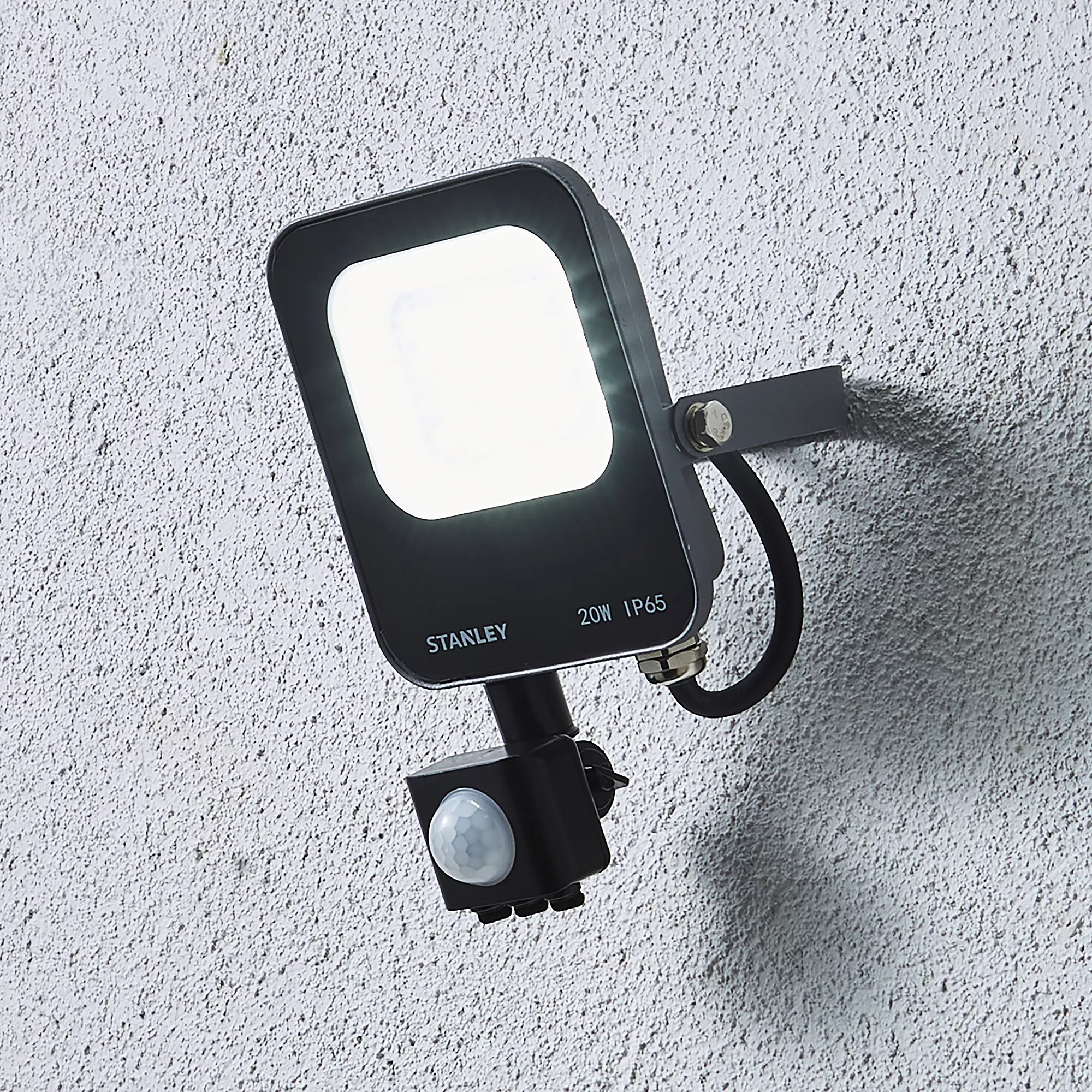 Stanley IK10 Black Mains-powered Cool Daylight LED Without Sensor Slimline Floodlight 6600lm 6 Stanley IK10 Black Mains-powered Cool Daylight LED Without Sensor Slimline Floodlight 6600lm - Image 4