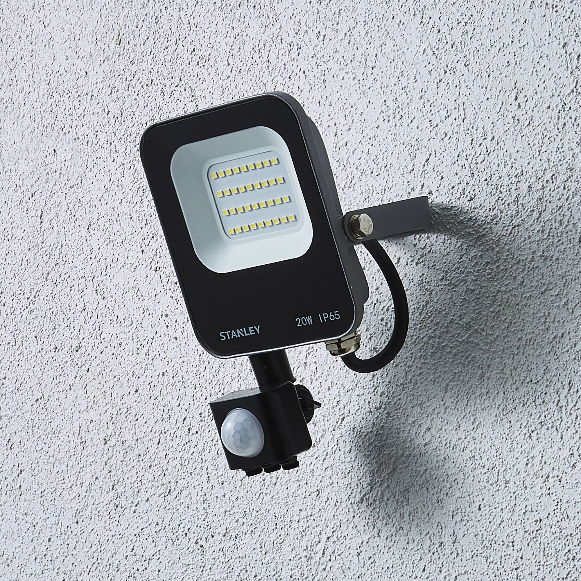 Stanley IK10 Black Mains-powered Cool Daylight LED Without Sensor Slimline Floodlight 6600lm 7 Stanley IK10 Black Mains-powered Cool Daylight LED Without Sensor Slimline Floodlight 6600lm - Image 5