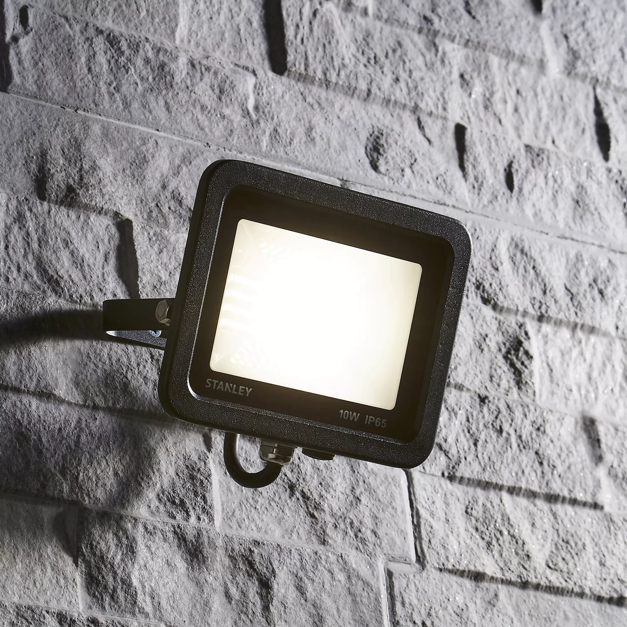 Stanley SXLS343544KBE Black Mains-powered Cool White LED Without Sensor Floodlight 800lm 5 Stanley SXLS343544KBE Black Mains-powered Cool White LED Without Sensor Floodlight 800lm - Image 3